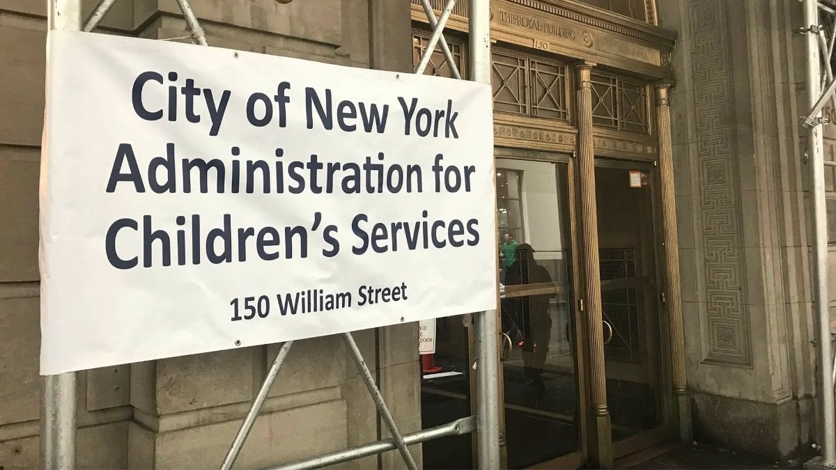 ABD’li bir anne oğullarını 9 yıl boyunca eve hapsedip bebek gibi besledi