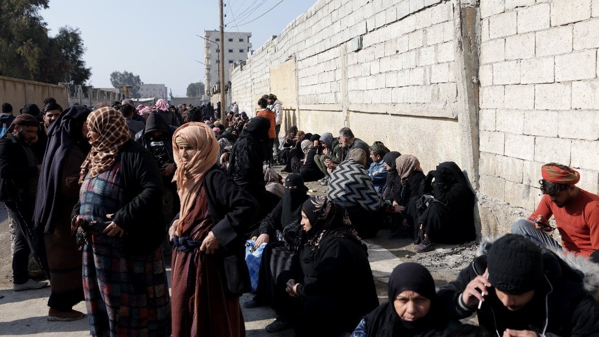 Aktan Hapishanesi önünde ailelerin umutlu bekleyişi sürüyor