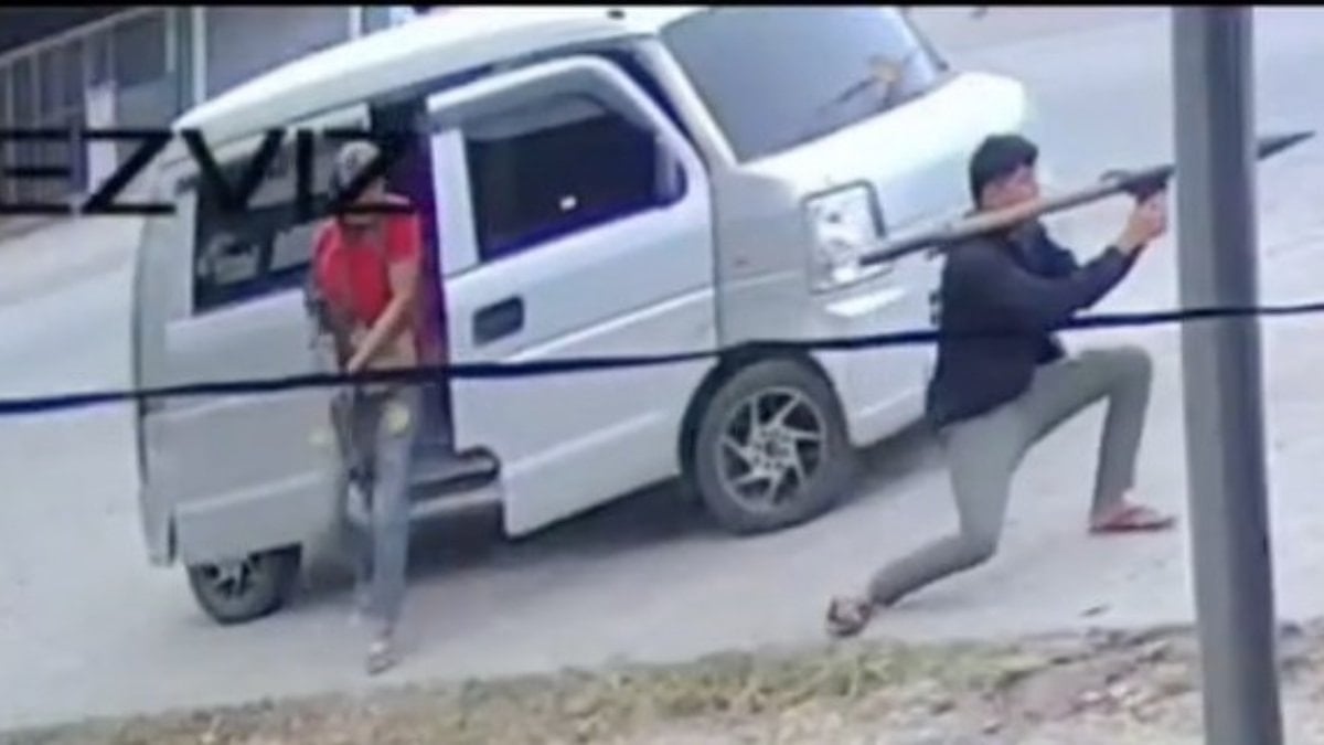 Filipinler’de roketatarlı saldırı: Belediye başkanının aracı bana mısın demedi