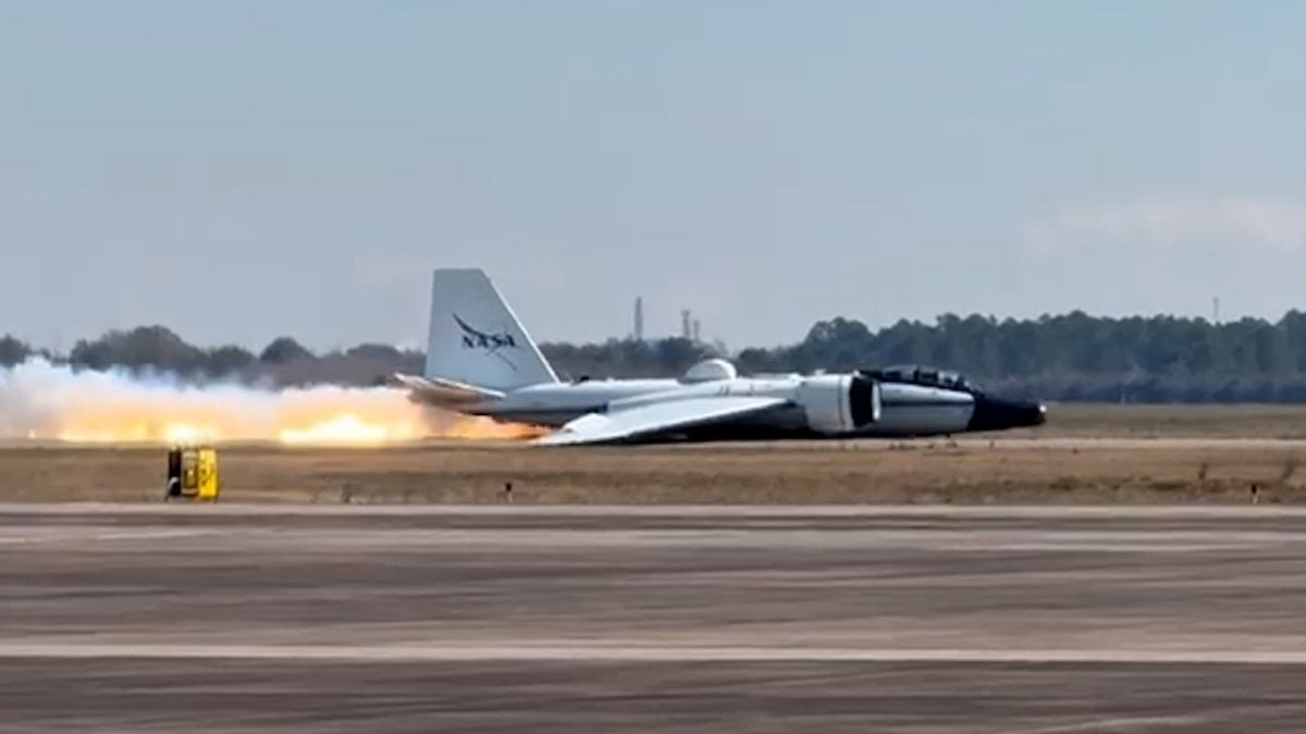 İniş takımları açılmayan NASA uçağı gövde üzerine iniş yaptı