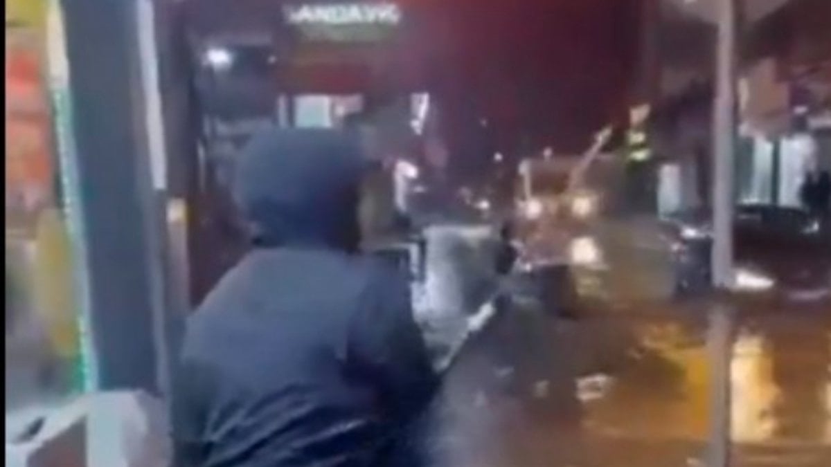 İzmir’de yollar göle döndü, vatandaş balık tuttu