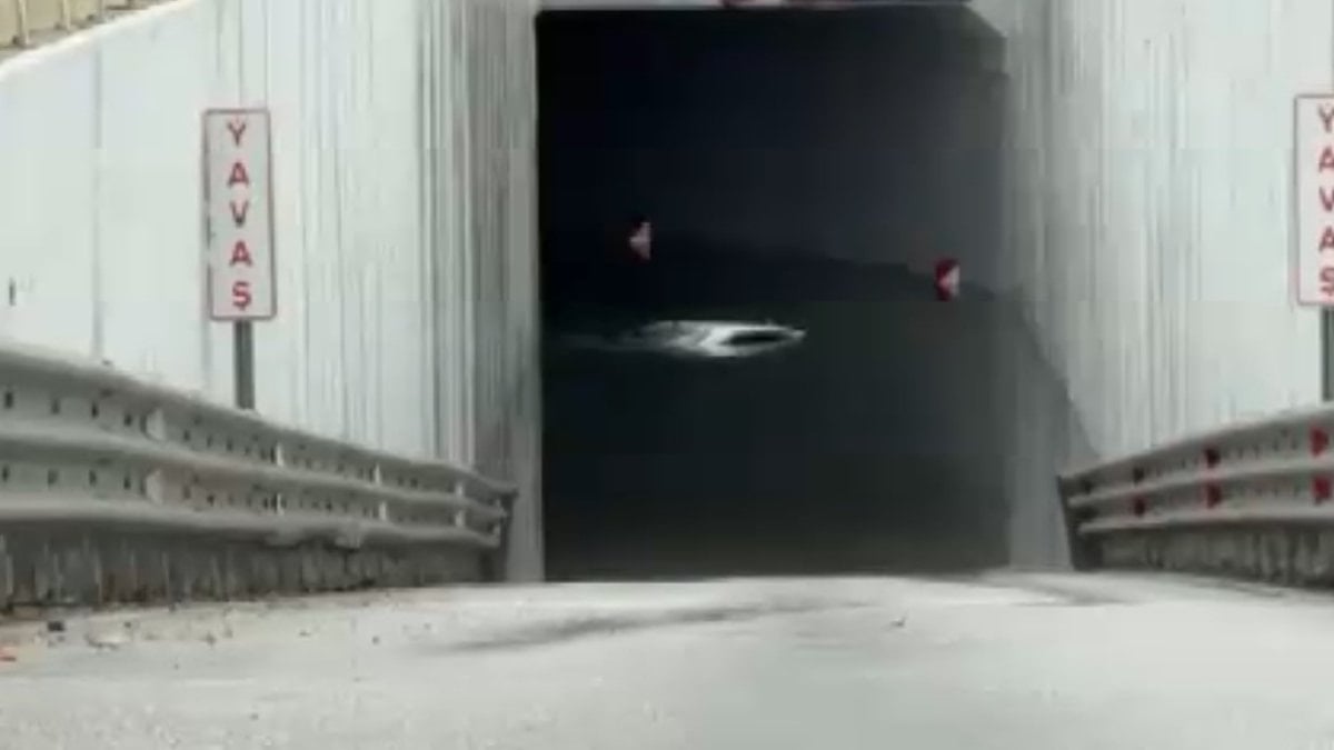 ‘Sarı kod’ uyarısı yapılan Antalya’da sel etkili oldu