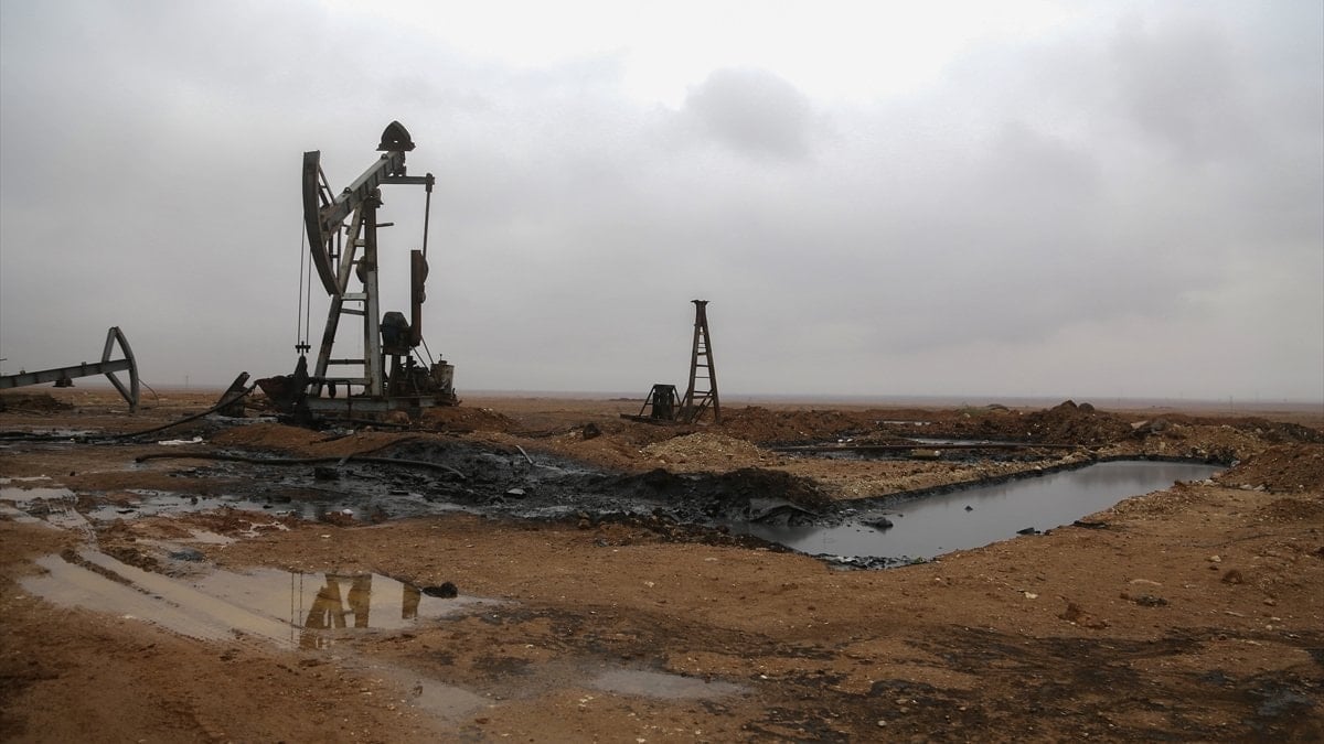 Suriye’de terör örgütü YPG’den alınan bölgelerde petrol çıkarılıyor