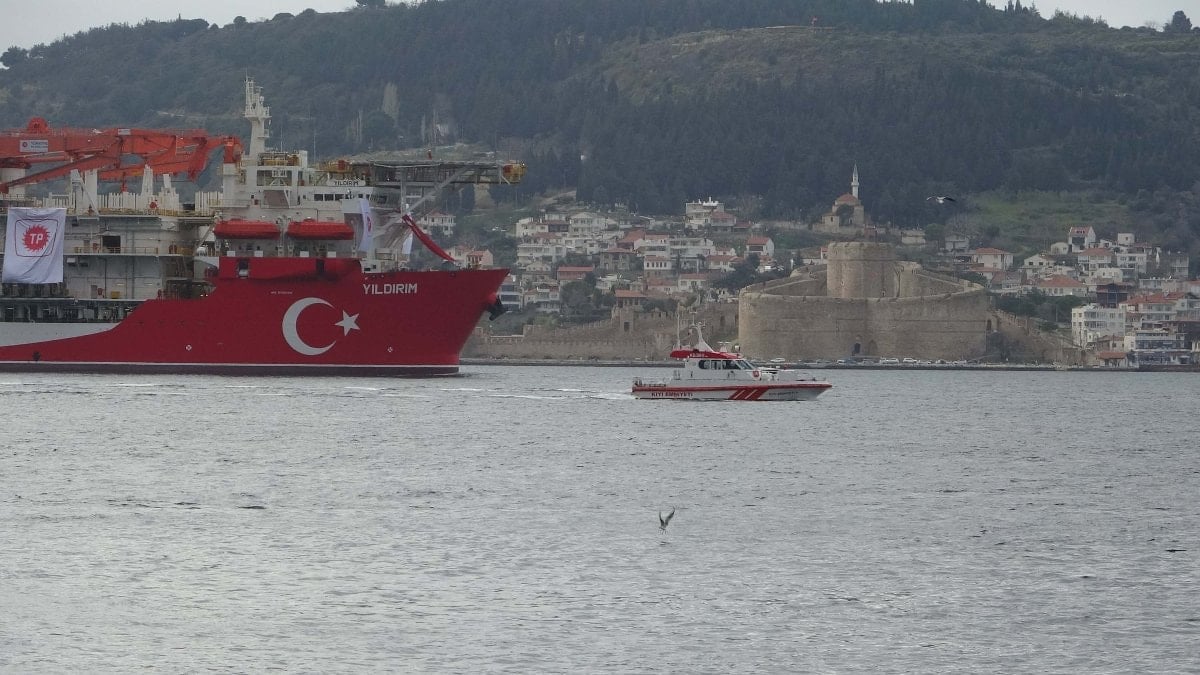 Türkiye’nin 6’ncı sondaj gemisi Yıldırım, Marmara Denizi’ne doğru yol aldı