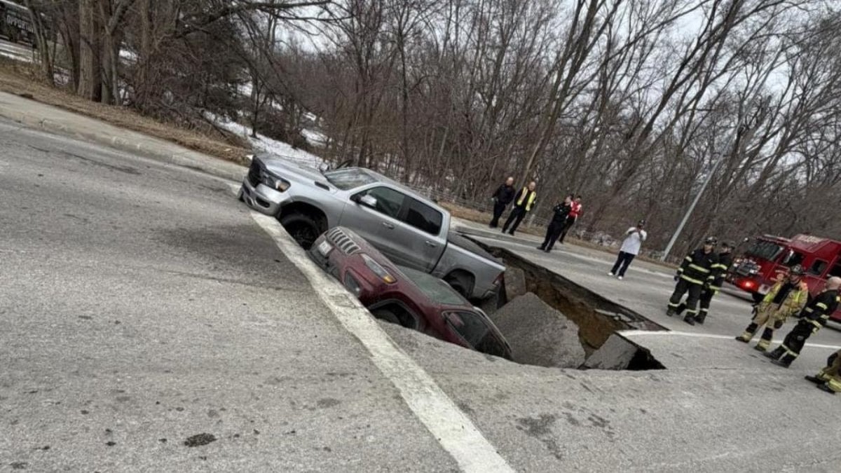 ABD’de yol aniden çöktü, iki araç çukura gömüldü