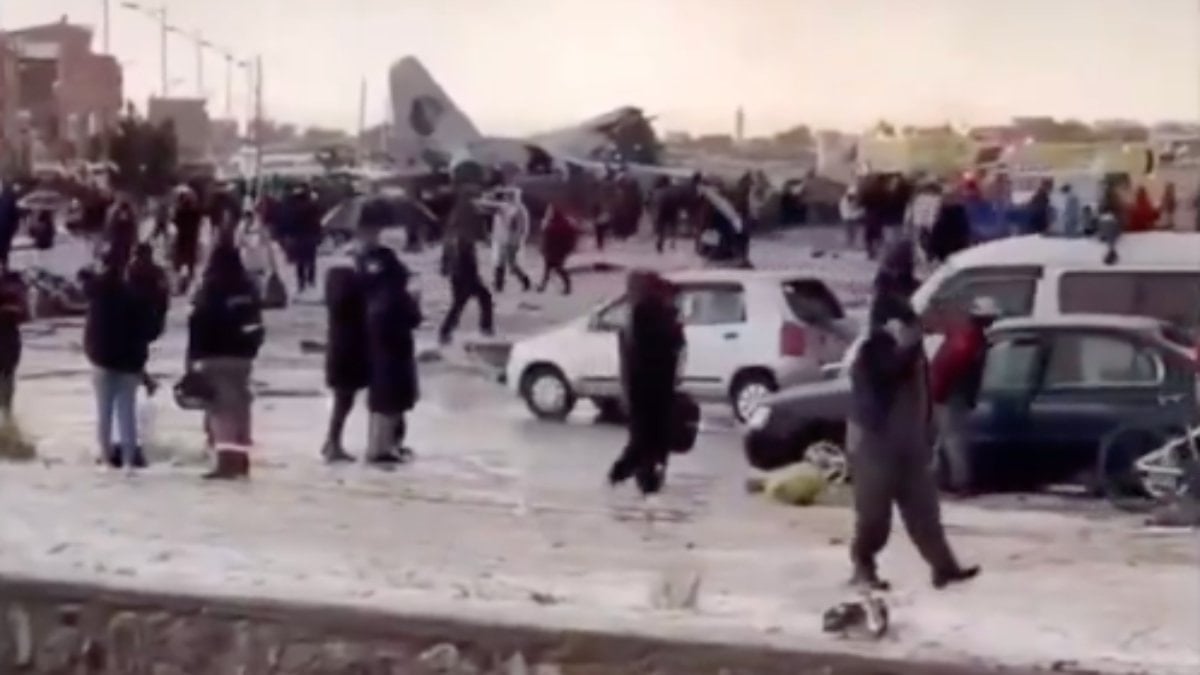 Bolivya’da para taşıyan askeri uçak düştü: Halk para toplamak için akın etti