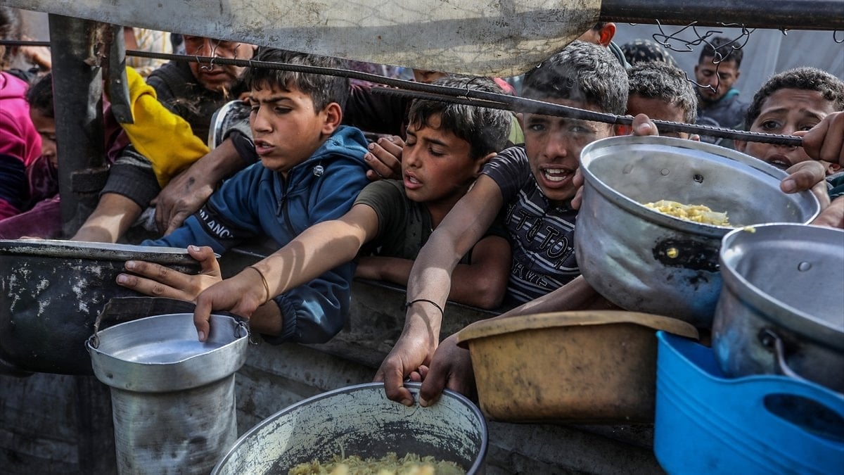 Gazze’de açlıkla mücadele: Bir öğün için saatlerce kuyrukta bekliyorlar