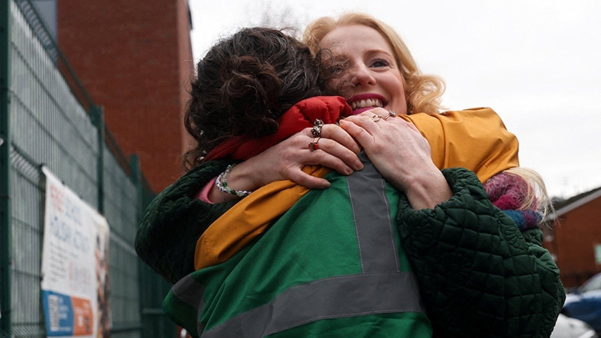 İngiltere’de ara seçimin kazananı tesisatçılık yapan Hannah Spencer oldu