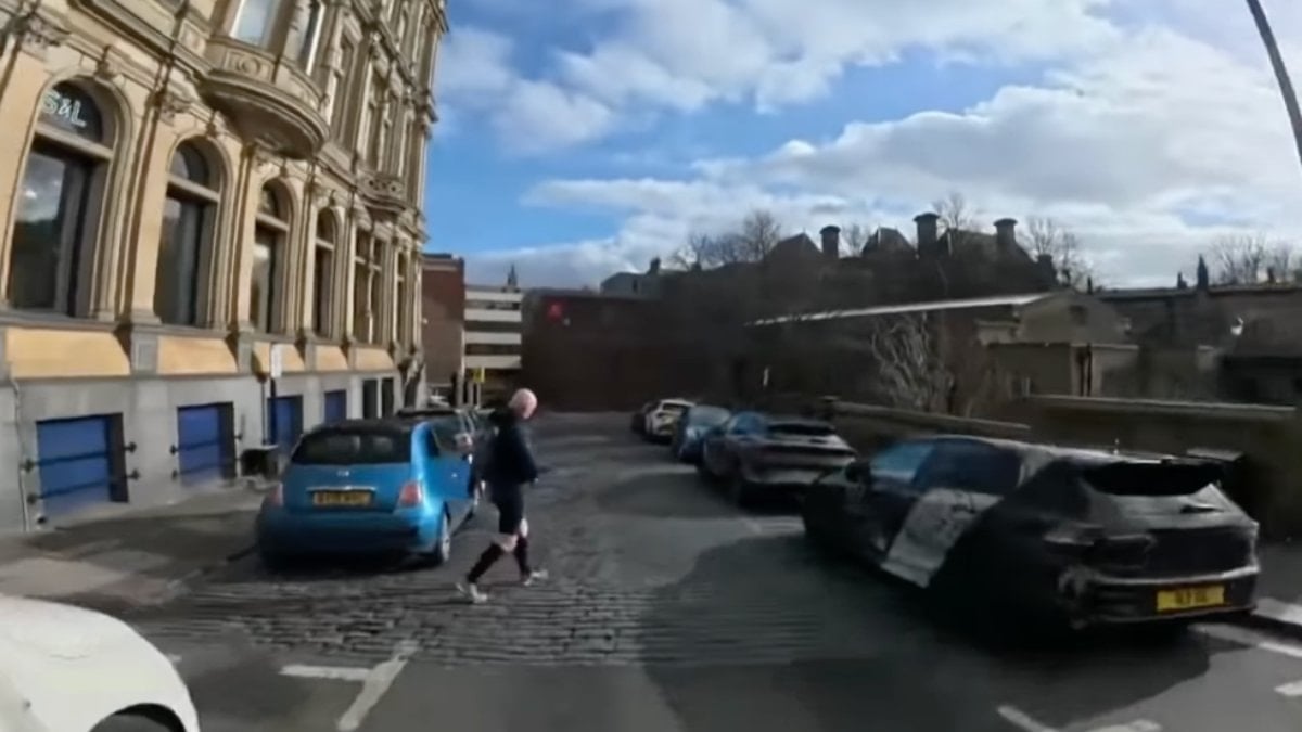 İngiltere’de kuryelik yapan Türk, canlı yayında bisikletini çaldırdı