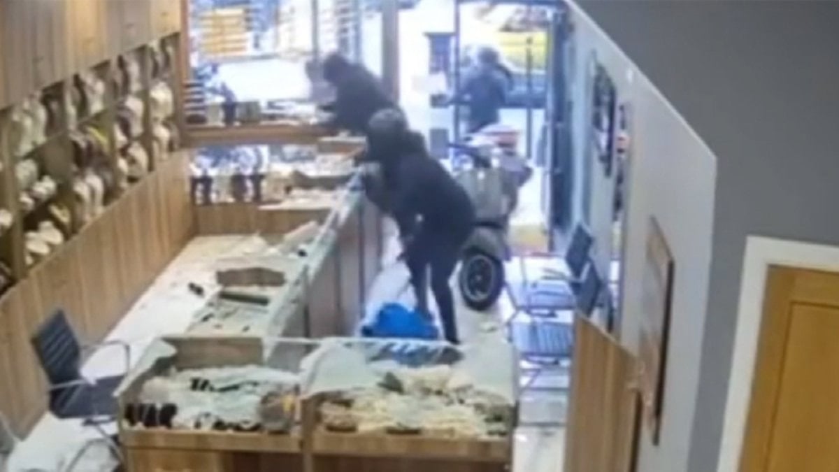 İngiltere’de Türk kuyumcu dükkanı palalı hırsızlar tarafından soyuldu