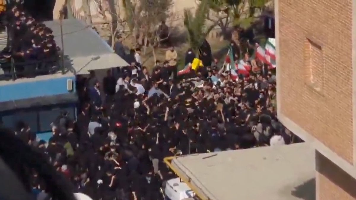 İran’da bir üniversitede rejim yanlısı ile Pehlevi yanlısı öğrenciler arasında kavga çıktı