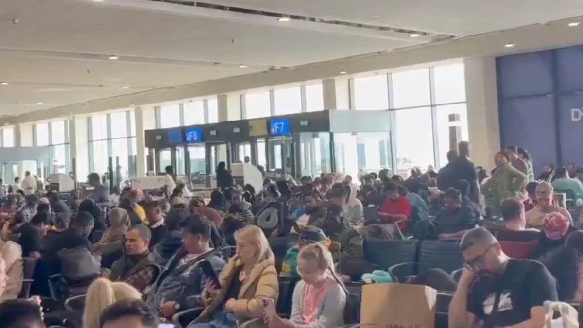 İran’daki savaş BAE’ye de sıçradı: Dubai’deki havalimanınlarında yolcular mahsur kaldı