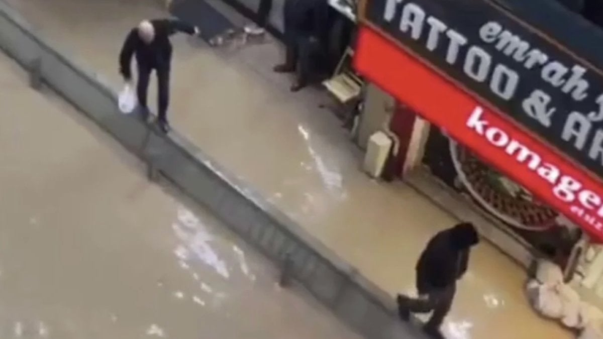 İzmir’de sağanağın ardından caddeler göle döndü: Mücadele Survivor’ı aratmadı