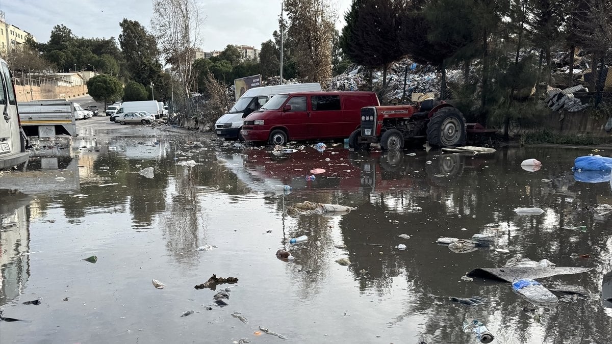 İzmir’de şantiyede bekletilen çöpler yağmur sularıyla sokağa dağıldı