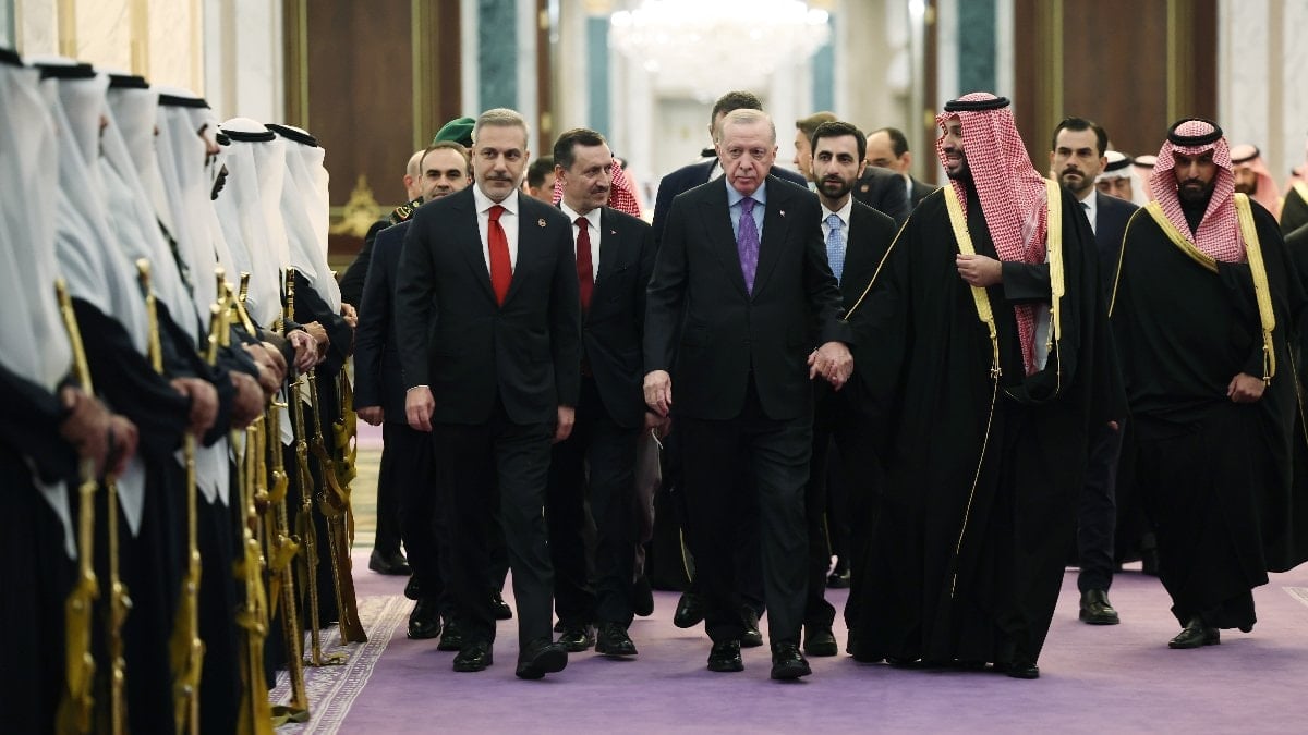 Muhammed bin Selman, Cumhurbaşkanı Erdoğan’ı uğurlarken elini bırakmadı