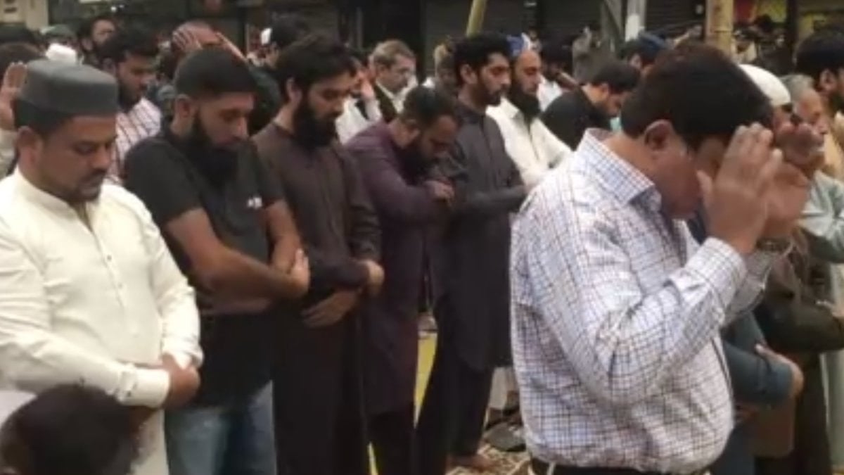 Pakistan’da cuma namazı emniyet ekipleri refakatinde kılındı