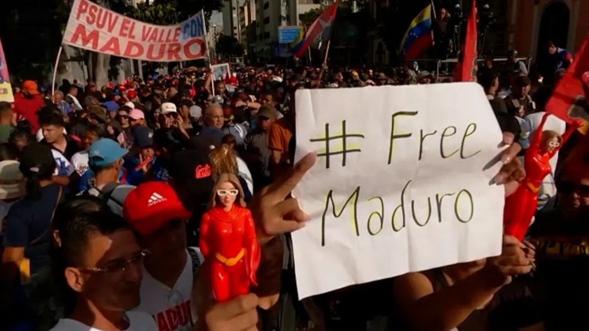 Venezuela’da Maduro afişleri: Sizleri geri istiyoruz