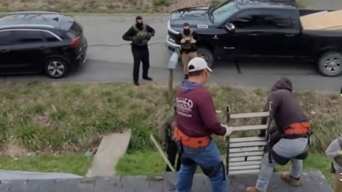 ABD’de ev sahibi, çatıyı onaran kaçak göçmenlere para vermemek için ihbar etti