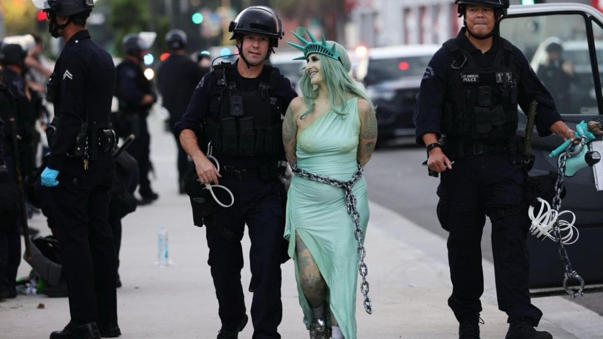 ABD’den özgürlüğün fotoğrafı: “No Kings” gösterilerine polis müdahalesi