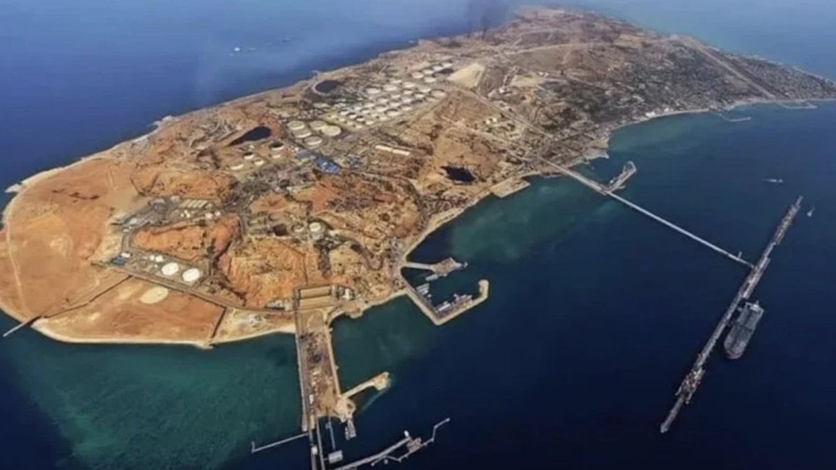 ABD’nin saldırdığı Hark Adası’nda petrol yüklemesi devam ediyor