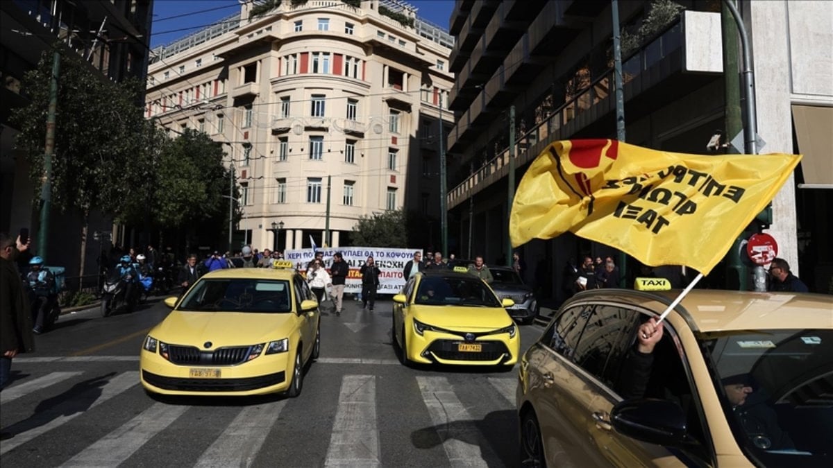 Atina’da taksiciler süresiz grevde