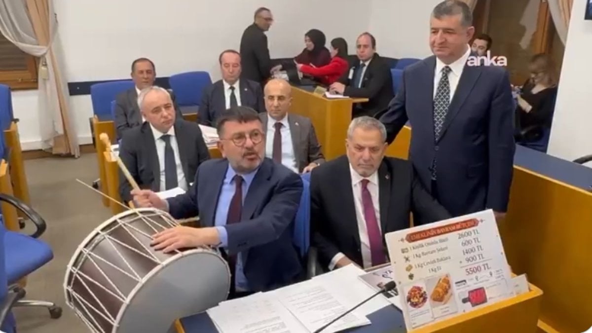 CHP’li Veli Ağbaba’dan TBMM’de davullu protesto