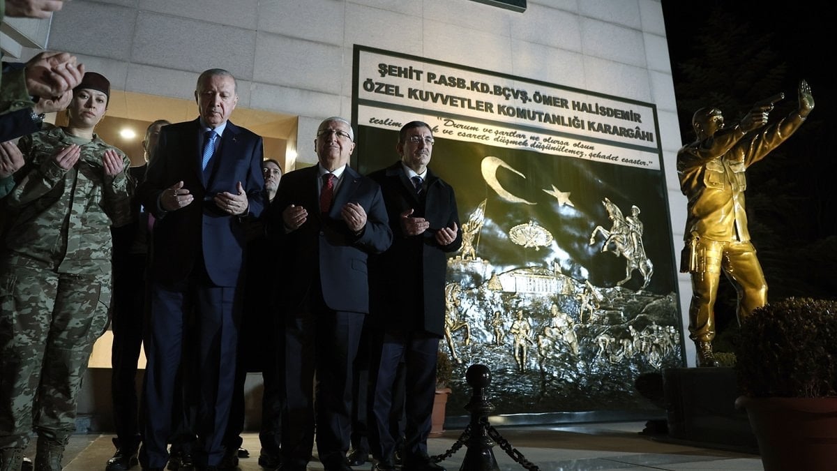 Cumhurbaşkanı Erdoğan, Ömer Halisdemir Anıtı’nda dua etti