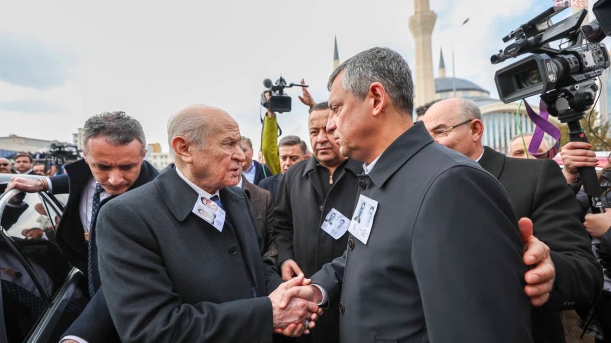 Devlet Bahçeli ile Özgür Özel, şehit cenazesinde bir arada