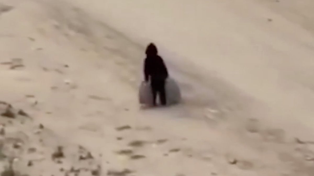 Gazze’de bir çocuk ağırlığınca iki su bidonu taşırken görüntülendi