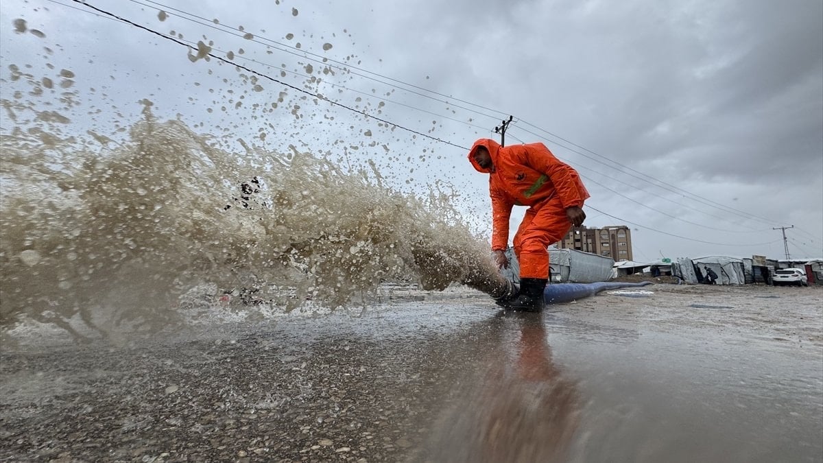 Gazze’de etkili olan şiddetli yağmur hayatı olumsuz etkiledi