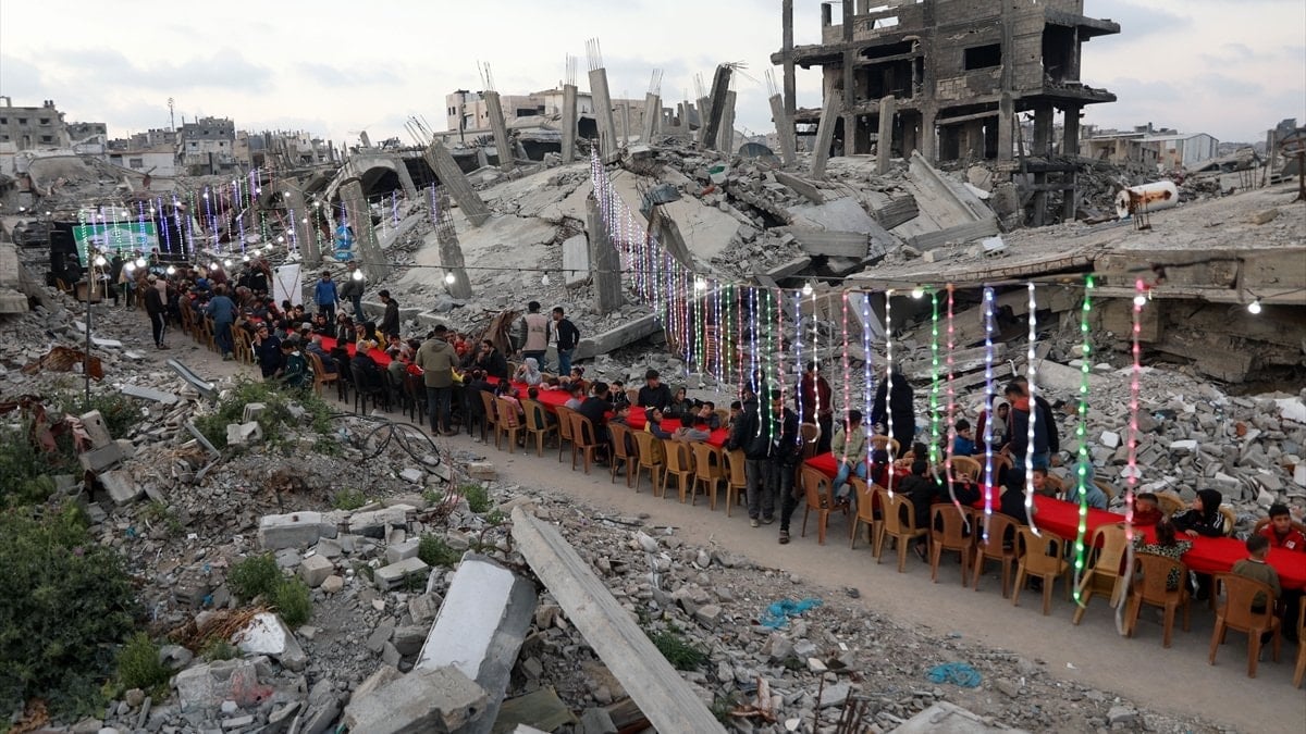 Gazze’de yıkıntıların arasında iftar