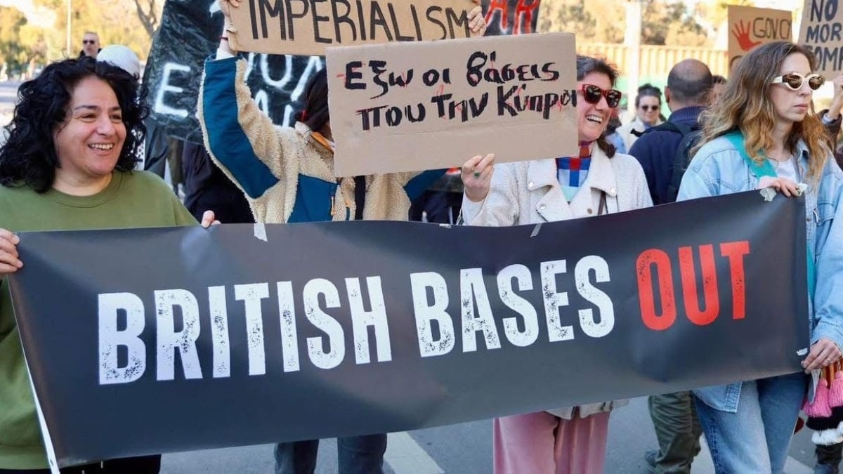 GKRY’de İngiliz üslerine protesto: Kıbrıs fırlatma rampanız değil
