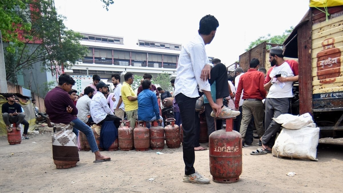 Hindistan’da yakıt krizi sürüyor: Uzun LPG kuyrukları oluştu