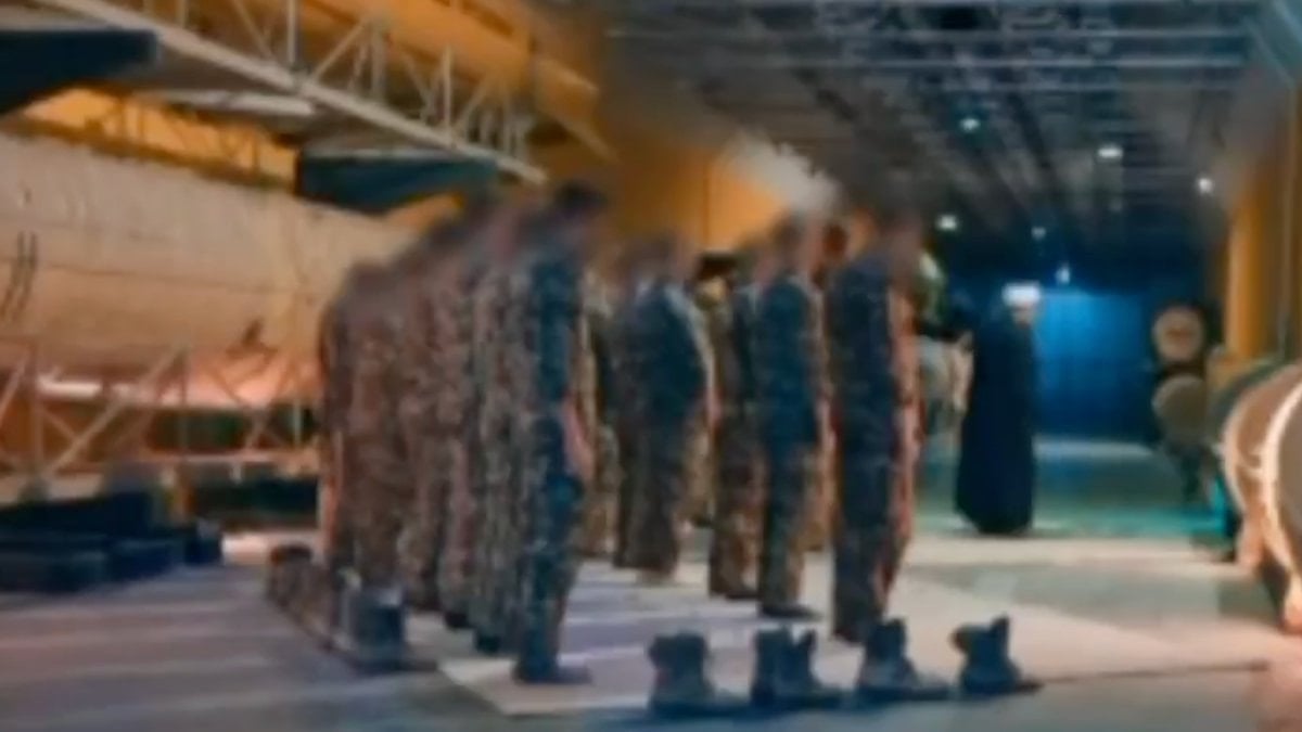 İran televizyonu paylaştı: Füze tünelinde cemaatle akşam namazı