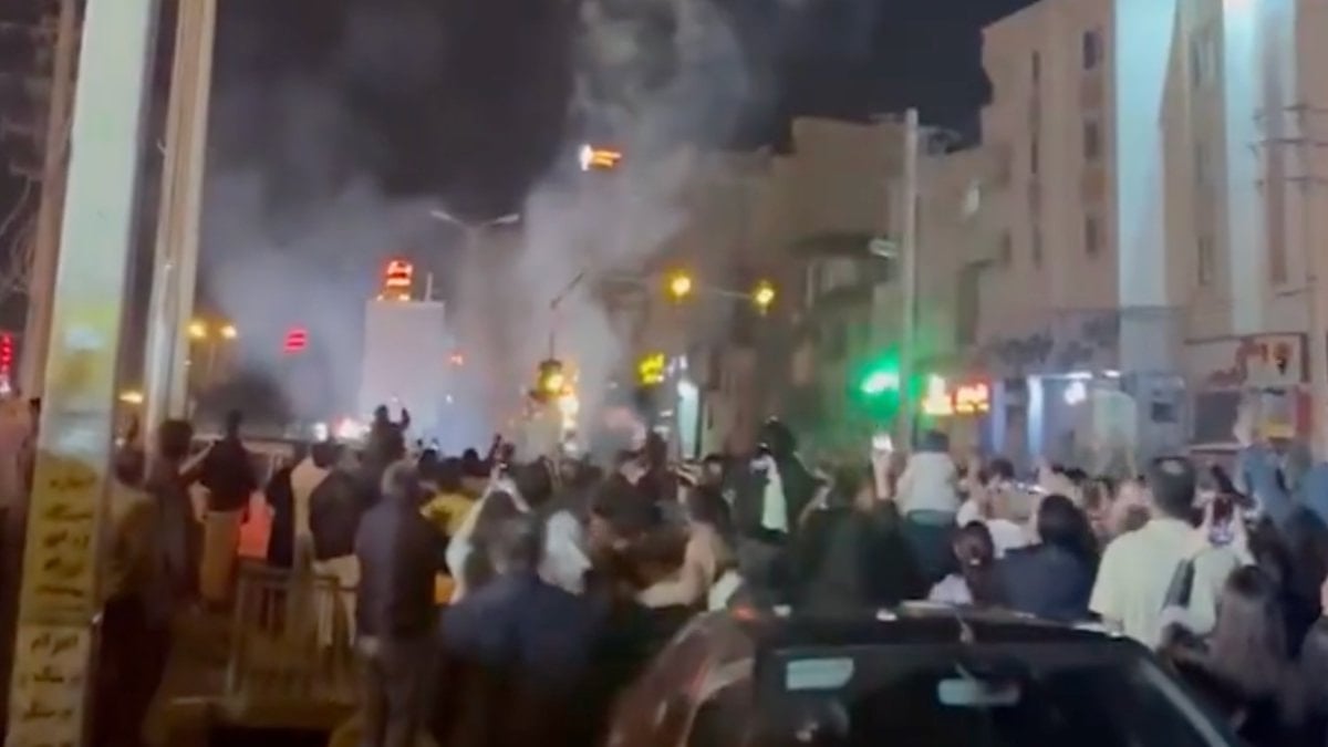 İran’da rejim karşıtları, Hamaney’in ölümünün ardından kutlamalar için sokaklara indi