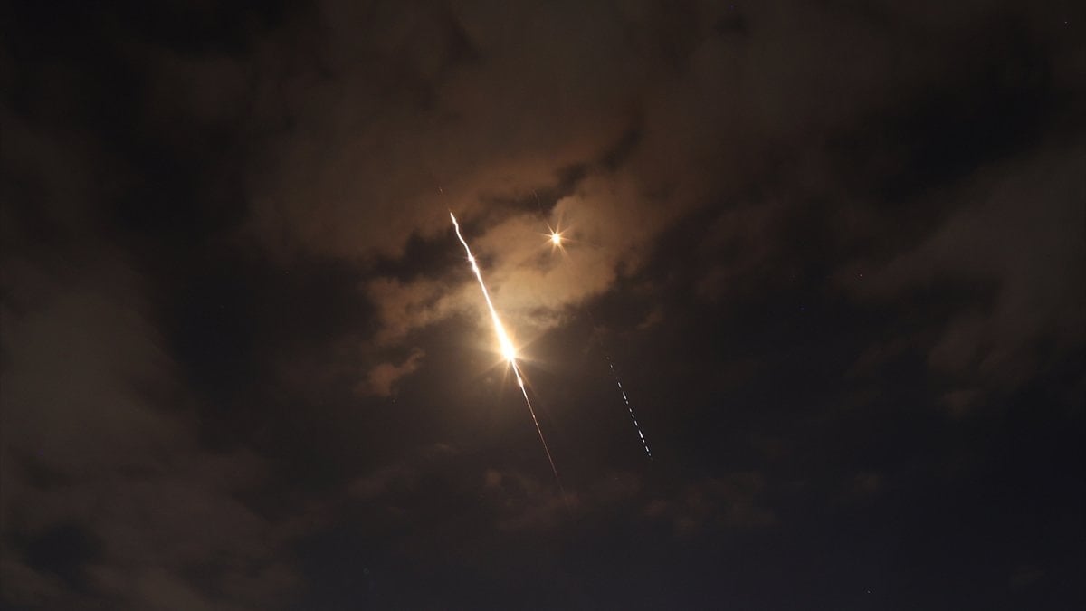 İran’dan atılan füzeler Tel Aviv’e düştü