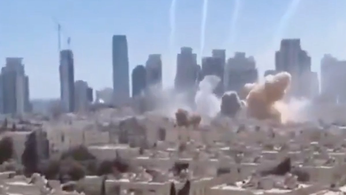 İran’ın, Tel Aviv’i vuran füzelerine ilişkin yeni görüntüler ortaya çıktı