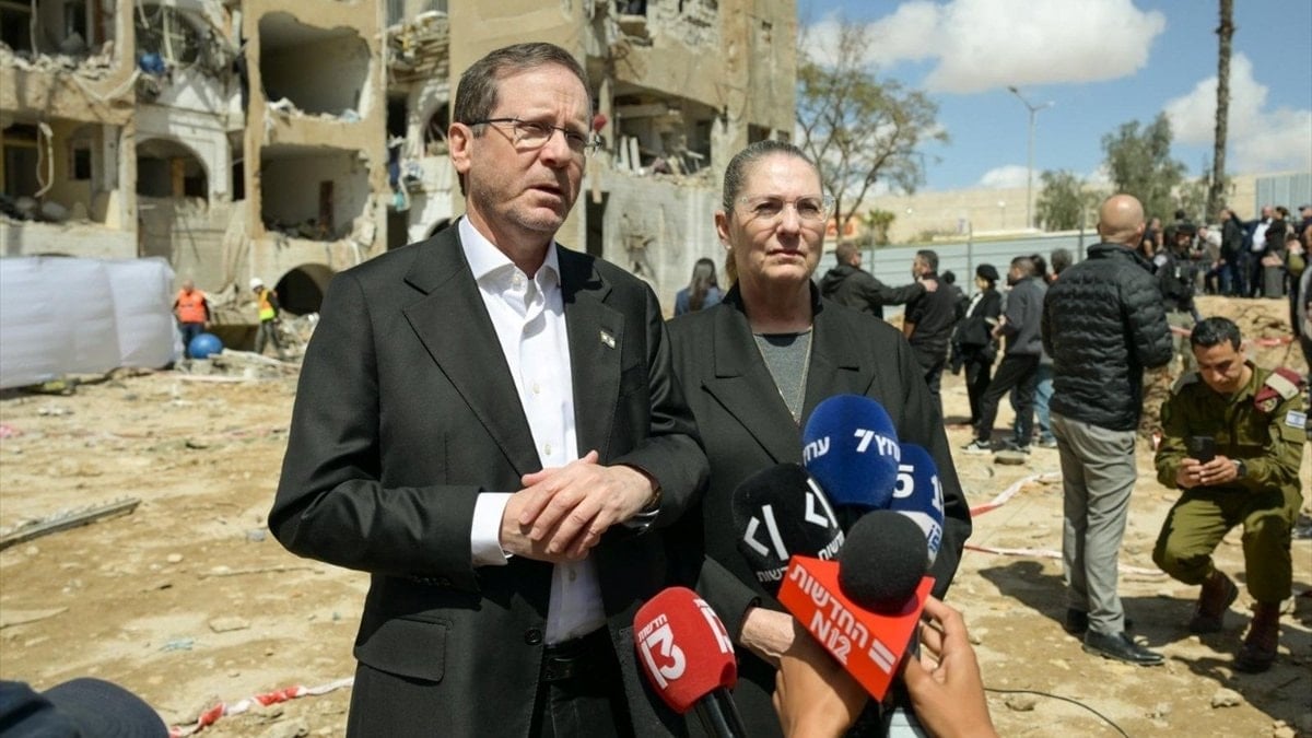 İsrail’in en yetkili ismi İran’ın vurduğu Arad kentini ziyaret etti