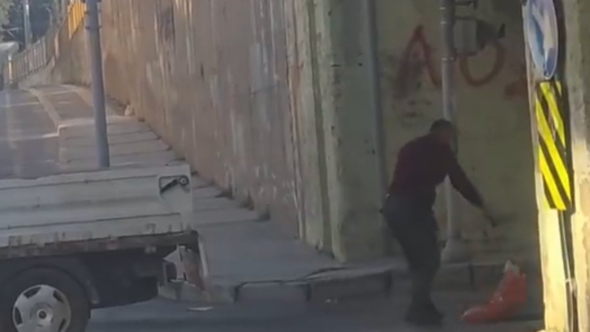 İzmir’de bozuk yolları onarmak vatandaşa kaldı