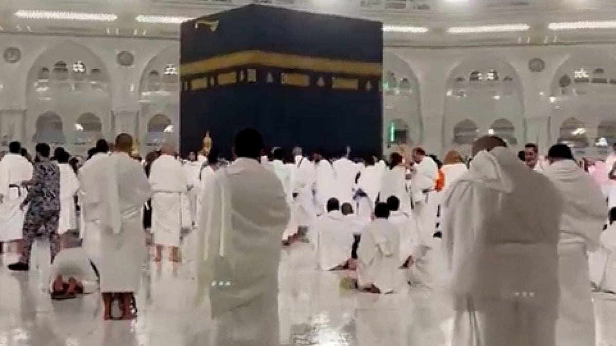 Kabe’de, Ramazan’ın son günü yağmur altında dua ediliyor