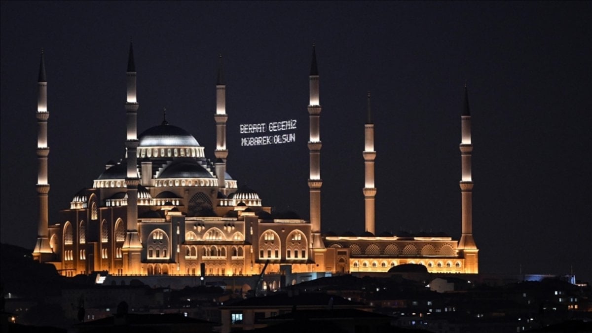 Kadir Gecesi pazartesi günü dualarla idrak edilecek