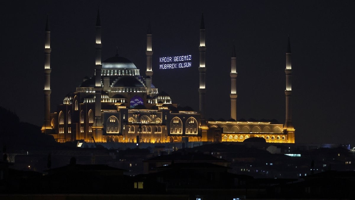 Kadir Gecesi tüm yurtta idrak ediliyor
