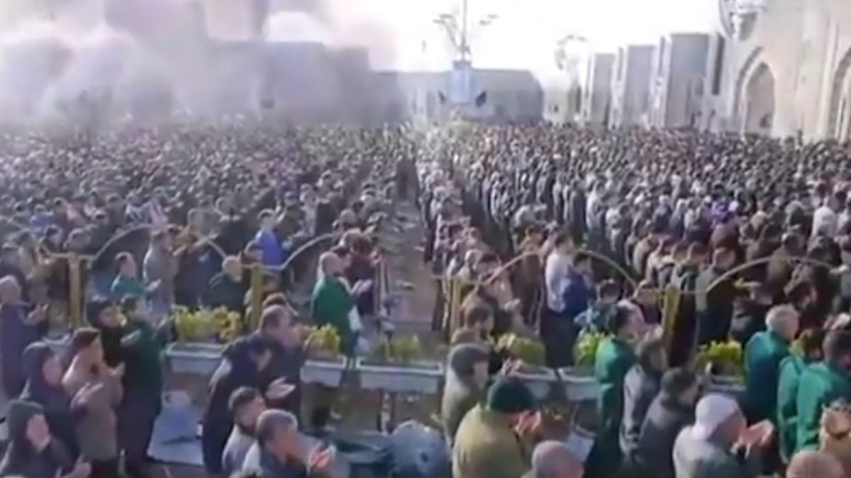 Meşhed İmam Rıza Türbesi’nde bayram namazı