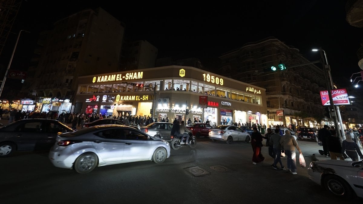 Mısır’da tasarruf alarmı: Dükkanlar erken kapandı, sokaklar karardı