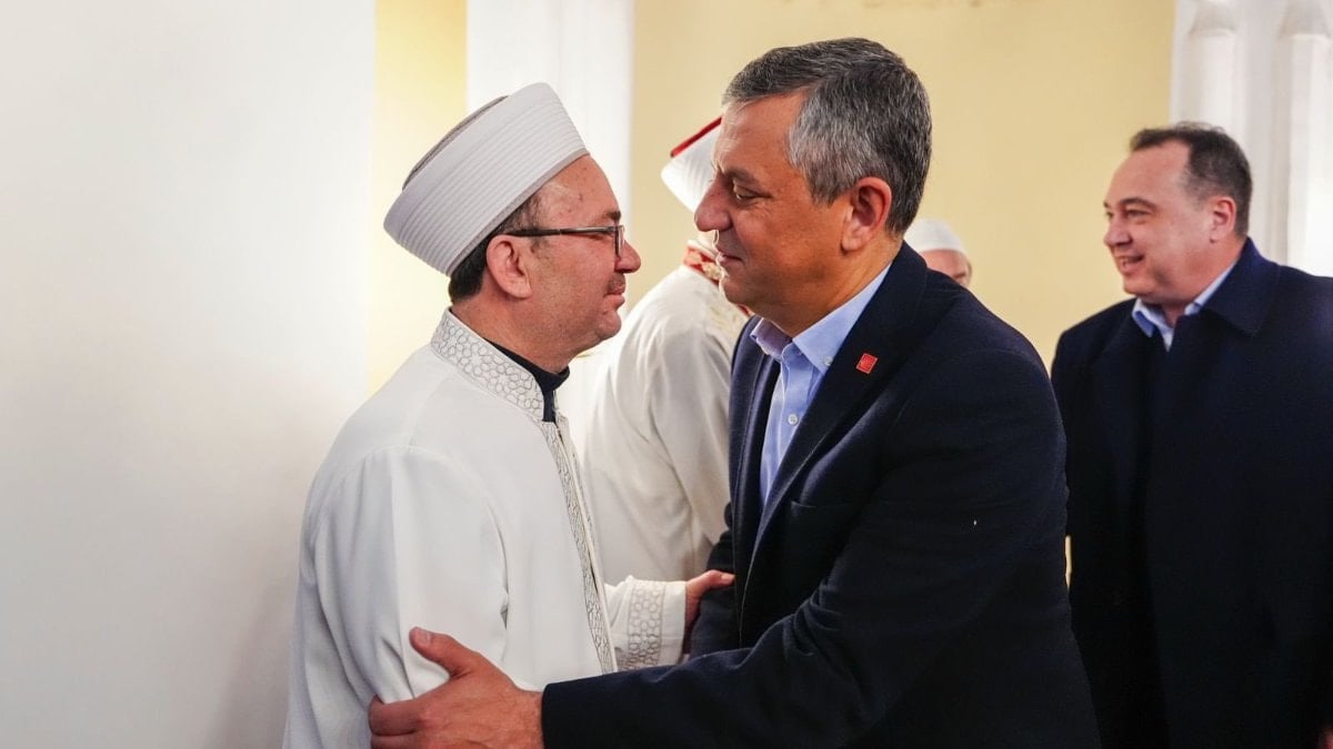 Özgür Özel, bayram namazını Manisa’da kıldı