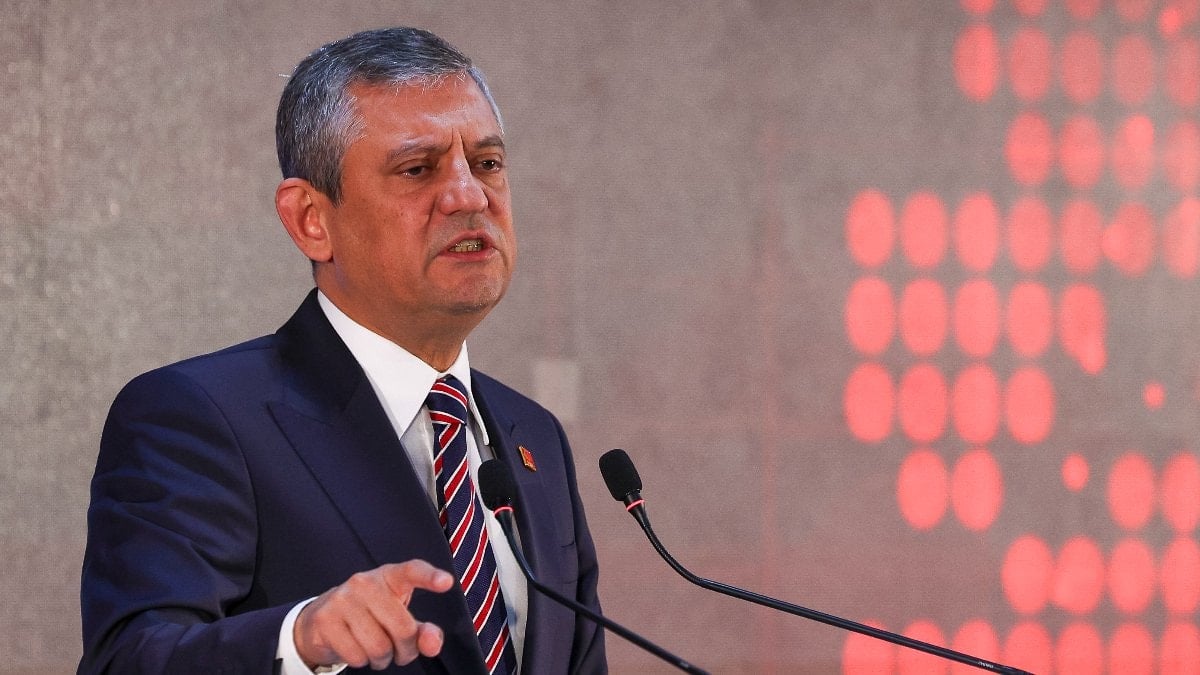 Özgür Özel’den Uşak Belediye Başkanı Özkan Yalım’a: Dimdik ayaktayız