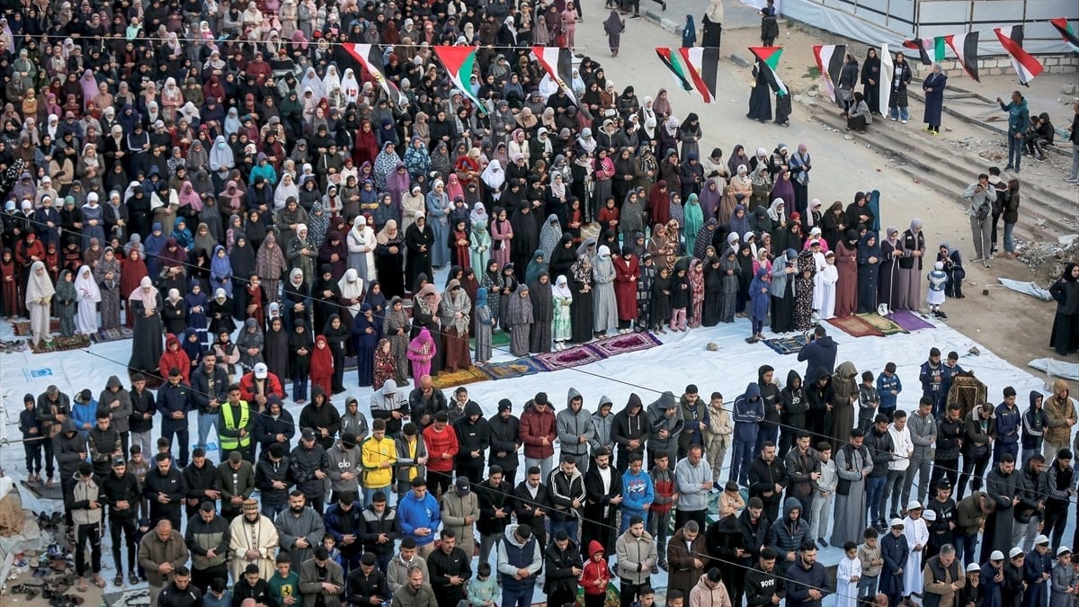 Ramazan Bayramı sabahında dünyada bayram namazı