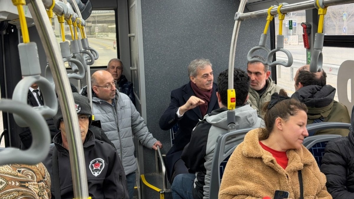 Sakarya halkı metrobüsten memnun: Belediye Başkanı yolcularla seyahat etti
