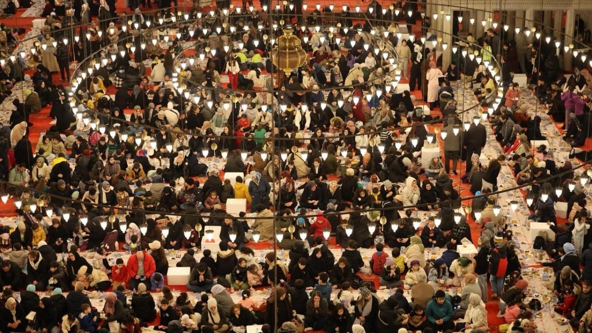 Süleymaniye Camii’nde 3 bin çocuk aynı sofrada iftar açtı