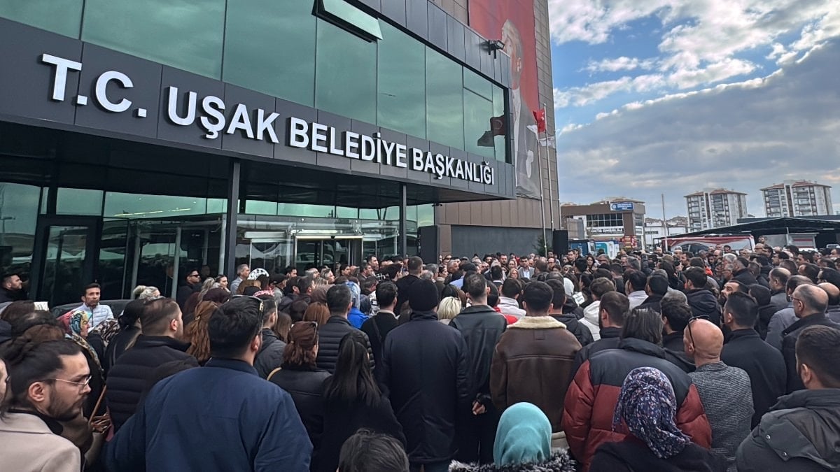 Uşak Belediyesi’ne yönelik operasyon: CHP’liler belediye önünde nöbet tutuyor